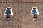 Zoek de verschillen: raampjes met siermetselwerk.
              <br/>
              Marcel Westhoff, maart 2019